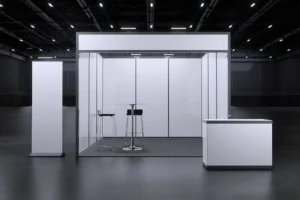 Ansicht einer individuellen Maßanfertigung eines Messestands in einer großen dunklen Halle.